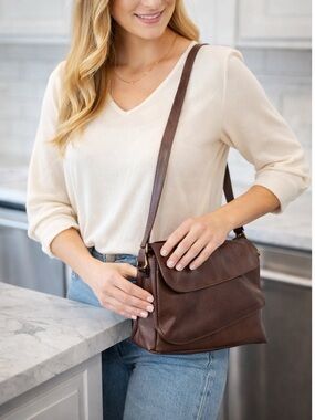 Spikes & Sparrow Chocolate Brown Leather Crossbody Bag – Soft Genuine Leather